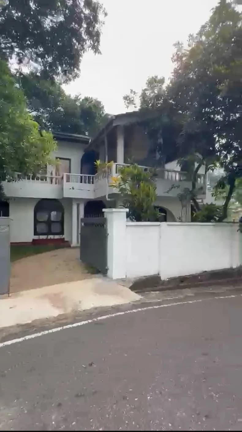 Kandy- 8 bedroom Large house for sale-5 mins to Dalada Maligawa-walking distance to supermarkets